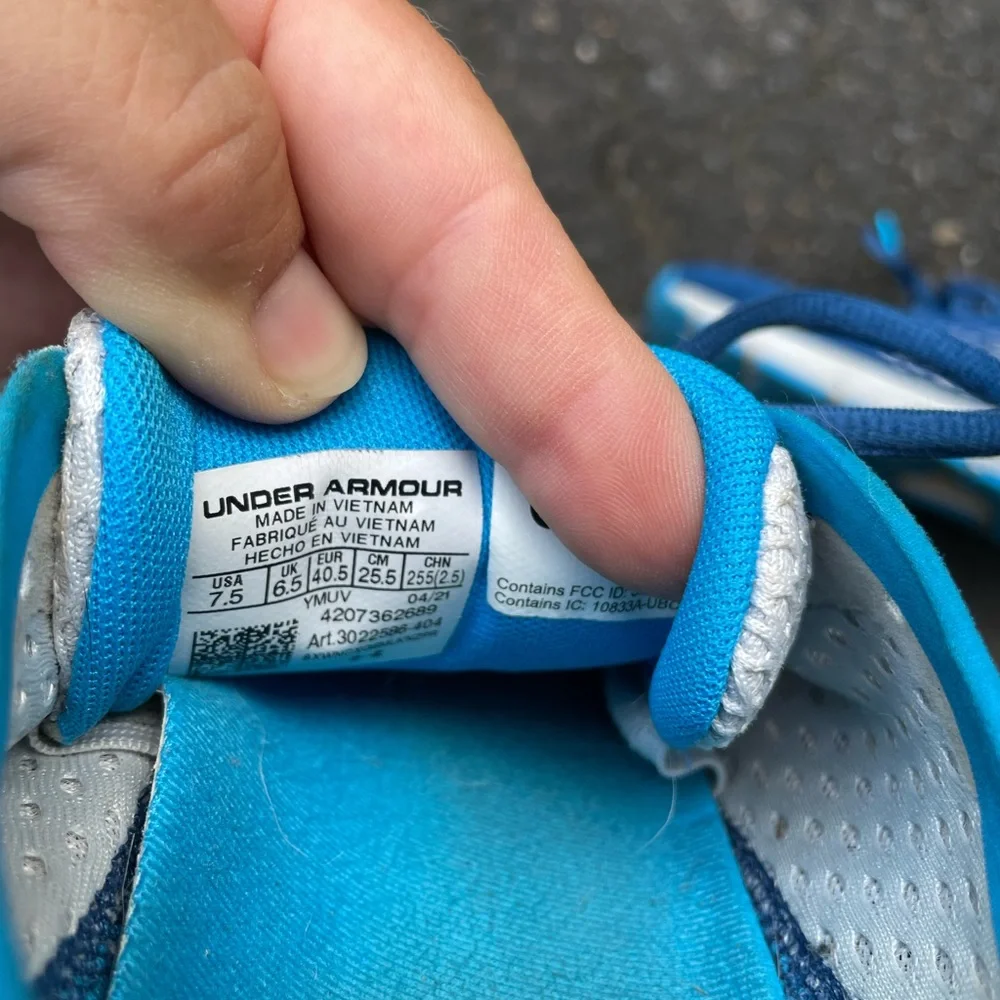 Mens 7.5 UnderArmour sneakers - Picture 3 of 4